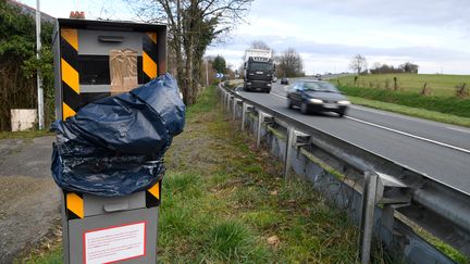 Un radar dégradé au bord d'une route de La Brulatte, en Mayenne (illustration). (DAMIEN MEYER / AFP)