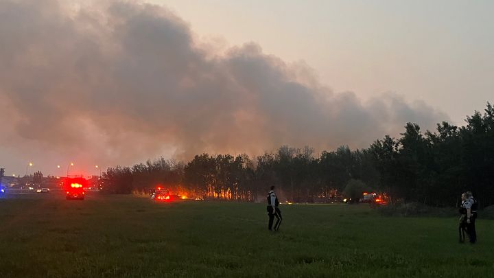 Début mai, des milliers d’automobilistes fuient la ville de Drayton Valley, au sud-ouest de l’Alberta (Canada). L’ordre d’évacuer a été donné en pleine nuit, lorsque les flammes ont atteint les portes des maisons. (JEAN-SEBASTIEN CLOUTIER / RADIO CANADA)