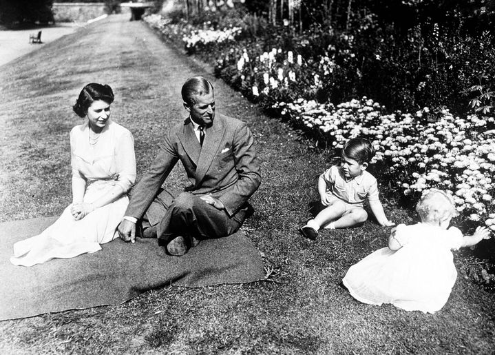 &nbsp; (Scène de famille en 1951 avec le prince Philip, le petit prince Charles et la princesse Anne. © Maxppp)