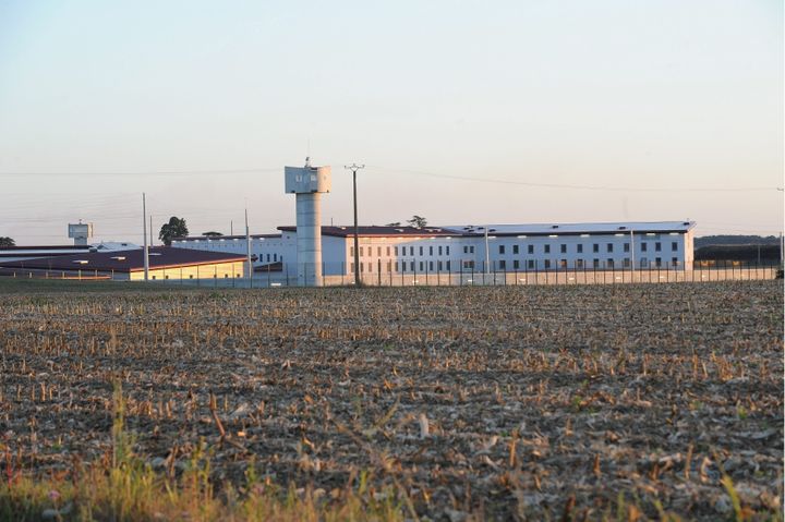 La prison de Vivonne-Poitiers, ici le 12 octobre 2009, est critiquée par les géographes en raison de son éloignement des centres urbains : construites dans les champs, elle est située à 20 km de Poitiers (Vienne). (MAXPPP)