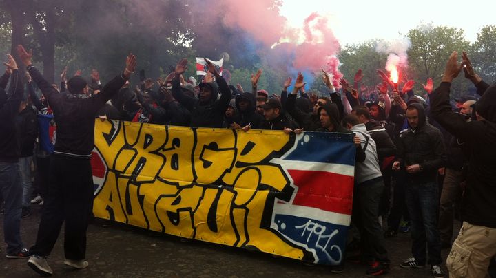 Les ultras du virage Auteuil &agrave; leur arriv&eacute;e sur la place du Trocad&eacute;ro, lundi 13 mai 2013.&nbsp; (SALOME LEGRAND / FRANCETV INFO)