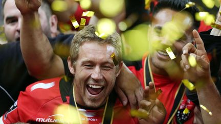 Jonny Wilkinson est f&eacute;licit&eacute; par ses co&eacute;quipiers du Rugby Club Toulonnais, qui vient de gagner la finale du Top 14, le 31 mai 2014 &agrave; Paris, deux semaines apr&egrave;s son titre en H-Cup. Un doubl&eacute; historique&nbsp;qui marque&nbsp;le d&eacute;part en retraite de l'ouvreur anglais. (REX / REX / SIPA)