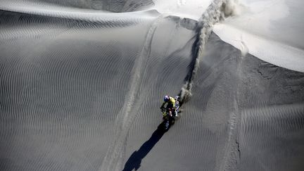 Le pilote chilien Claudio Rodriguez sur Honda lors de la deuxi&egrave;me &eacute;tape du rallye Paris Dakar au P&eacute;rou, le 6 janvier 2012. ( JACKY NAEGELEN / REUTERS)