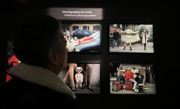 De l'humour toujours, dans les photos de mode d'Elliott Erwitt exposées dans l'espace couleur de la rétrospective au Musée Maillol. (LAURE NARLIAN / FRANCEINFO)