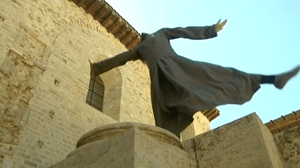 Cinq danseurs de la compagnie Nathalie Pernette investissent l'Abbaye de Cluny pour un dialogue inédit avec ce monument séculaire 
 (France 3 Culturebox)