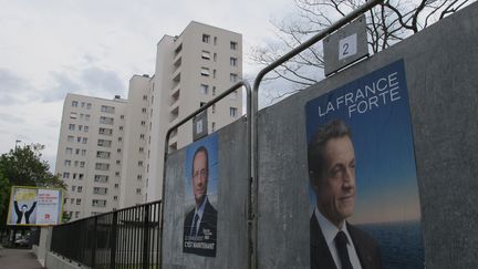 Les panneaux &eacute;lectoraux situ&eacute;s au coeur du quartier d'Empalot, &agrave; Toulouse, o&ugrave; Nicolas Sarkozy a r&eacute;alis&eacute; 10% de voix au premier tour de la pr&eacute;sidentielle, le 28 avril 2012. (CHRISTOPHE RAUZY / FTVI)