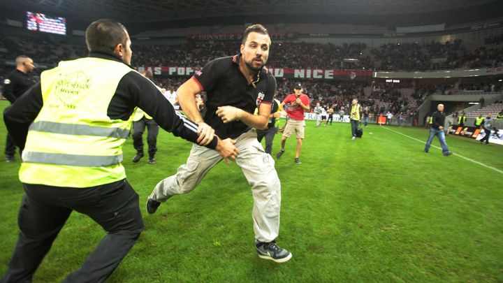 Un supporter ni&ccedil;ois envahit la pelouse de l'Allianz Arena, apr&egrave;s la fin du match face &agrave; Bastia. (  MAXPPP)