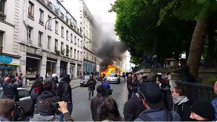 Une voiture de police incendiée à Paris