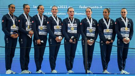 L'équipe de France, médaillée de bronze, pose sur le podium après avoir participé à l'épreuve finale du programme libre par équipe de la natation artistique féminine, le 15 août 2022, lors des championnats d'Europe de natation à Rome. (FILIPPO MONTEFORTE / AFP)