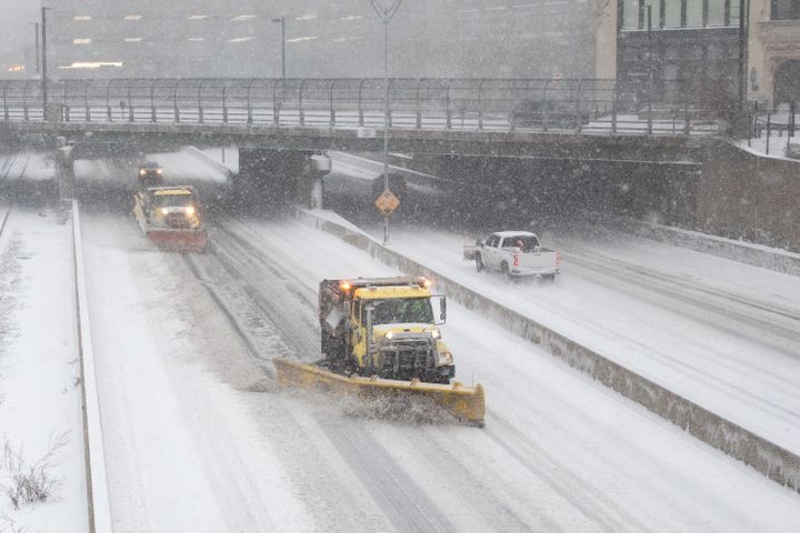 Snow plows on the I-90 freeway in Boston, Massachusetts, on the east coast of the United States, on January 29, 2022.   (SCOTT EISEN / GETTY IMAGES NORTH AMERICA / AFP)