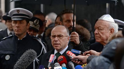 Bernard Cazeneuve et le maire de Marseille Jean-Claude Gaudin devant&nbsp;la synagogue principale de Marseille le 14 Janvier 2016 (BORIS HORVAT / AFP)