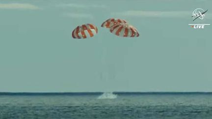 La capsule Orion amerri dans le Pacifique, le 11 décembre 2022, au terme de la mission Artémis 1. (JOSE ROMERO / NASA TV / AFP)