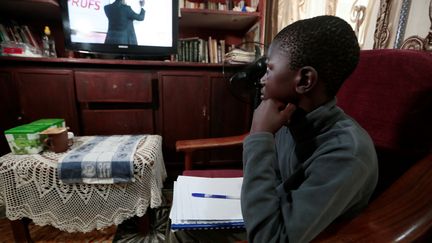 Pikine, banlieue de Dakar&nbsp;- Sénégal
Depuis que son école a fermé ses portes mi-mars, comme toutes celles du pays, pour l'instant le plus touché d'Afrique de l'Ouest, Ibrahima, 11 ans, suit ses cours à la télévision chez lui. (ZOHRA BENSEMRA / REUTERS)