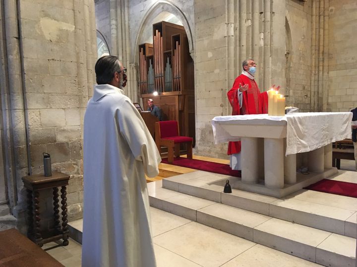 Le père&nbsp;Roquigny officie, masqué. (FARIDA NOUAR / RADIO FRANCE)