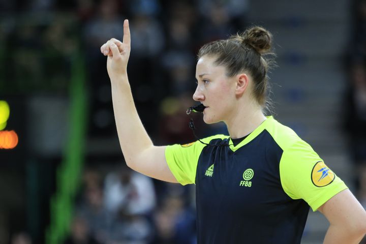 Laure Coanus en Jeep Elite au sifflet du match LDLC ASVEL - ESSM Le Portel, en 2019 (ROMAIN BIARD / ROMAIN BIARD)