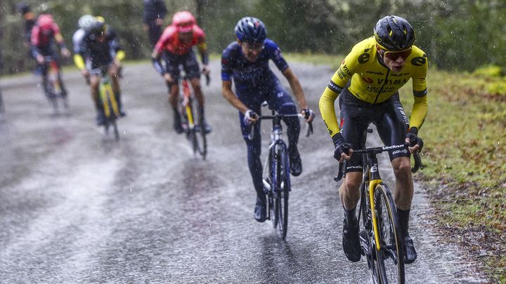 Jonas Vingegaard devant le Français Lenny Martinez lors de O Grand Camino, le 25 février 2024. (MAXPPP)