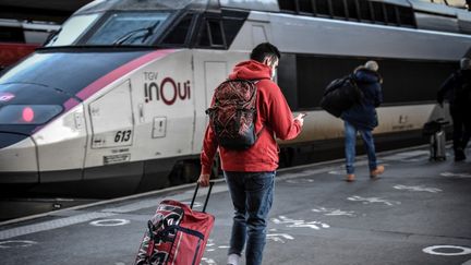 Un passager sur le quai de la gare de Lyon, le 18 décembre 2020. (STEPHANE DE SAKUTIN / AFP)