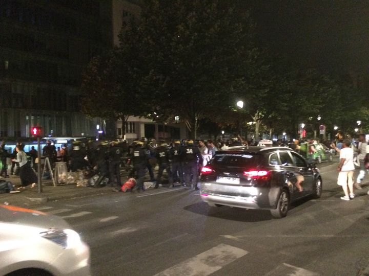 Les forces de l'ordre tentent de disperser des migrants dans le 19e arrondissement de Paris, dimanche 31 juillet 2016. (DANICA MRACEVIC JURISIC / FRANCETV INFO)