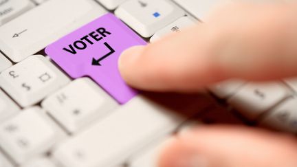 Pourra-t-on un jour voter par Internet en toute fiabilité ? C'est tout l'enjeu des expérimentations menées en France. (PHILIPPE TURPIN / MAXPPP)