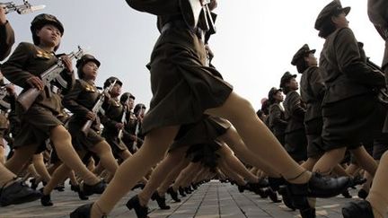 Des femmes soldats nord-coréennes lors d'un défilé militaire à Pyongyang, capitale de la Corée du Nord, le 10 octobre 2010. (Reuters - Petar Kujundzic)