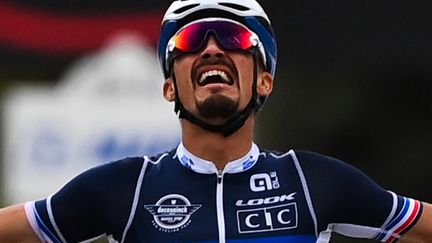 Julian Alaphilippe exulte avant l'arc-en-ciel. (MARCO BERTORELLO / AFP)