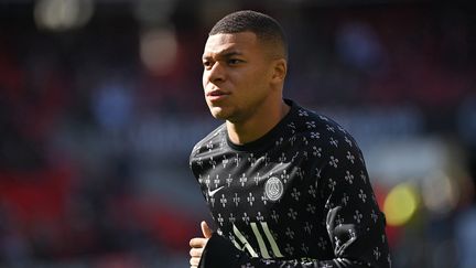 Kylian Mbappé à l'échauffement avant Rennes-PSG, le 3 octobre 2021. (LOIC VENANCE / AFP)