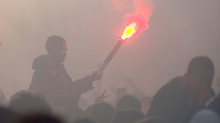 Un jeune homme allume un fumig&egrave;ne lors d'un rassemblement des supporters du PSG au Trocad&eacute;ro, et qui a d&eacute;g&eacute;n&eacute;r&eacute;, le 13 mai 2013, &agrave; Paris. (CITIZENSIDE.COM/AFP)