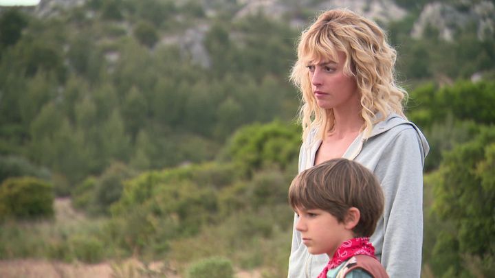 La comédienne&nbsp;Sara Mortensen avec le jeune Aloys Jammot, lors du tournage de la série "L'Abîme" de François Velle, près de&nbsp;Lançon-de-Provence dans les Bouches-du-Rhône en mai 2022. (E. Giugliano /  France Télévisions)