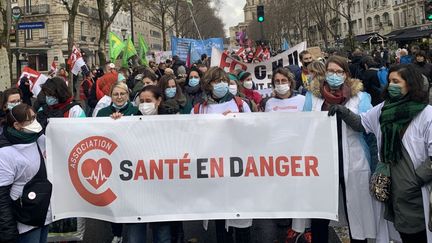 Des soignants lors de la manifestation pour l'hôpital public, le samedi 4 décembre 2021 à Paris. (ANNE-LAURE DAGNET / RADIO FRANCE)