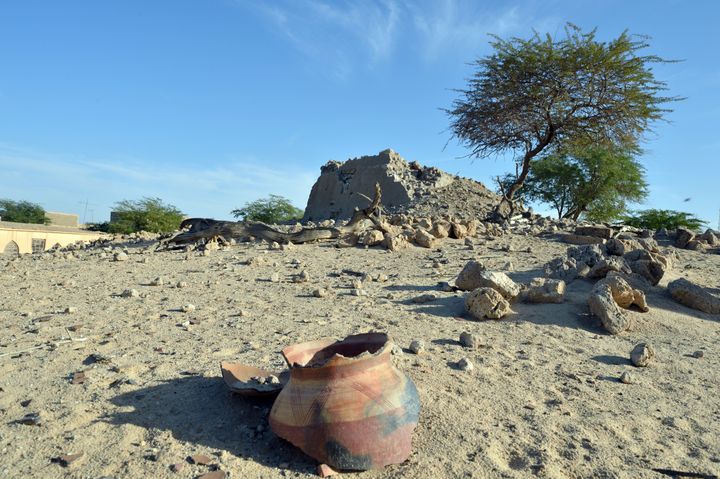 Les ruines du mausolées d'Alfa Moya, à Tombouctou (Mali)&nbsp;détruits par les islamistes, le 29 janvier 2013. (ERIC FEFERBERG / AFP)