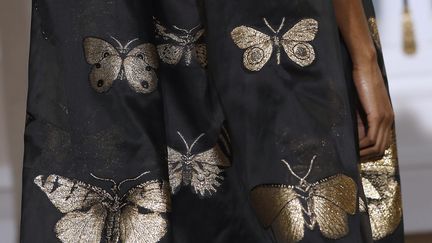 Chez Schiapareli, le directeur artistique Bertrand Guyon s'est entiché de la nature et de ses insectes : graciles, les ailes de papillons multiplient leurs battements au rythme des passages brochés en jacquard fil coupé, imprimés 3D, peints à la main, brodés en relief ou en chenille tuftée. 
 (Patrick KOVARIK / AFP)