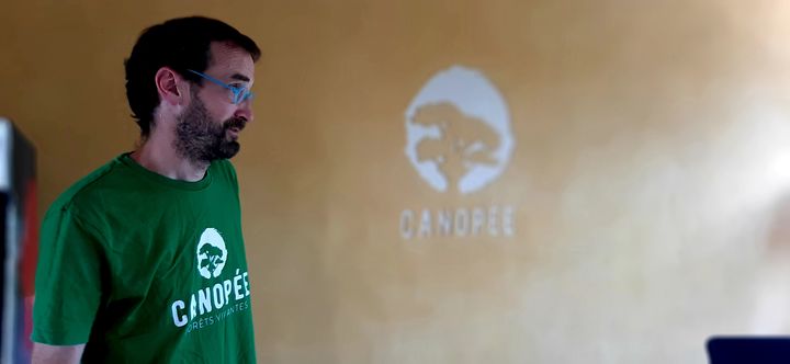 Sylvain Angerand, ingénieur forestier de formation, coordinateur des campagnes de l'association Canopée forêt vivante, dans les locaux de l’association à Angers, le 19 mai 2022.
 (VALENTIN DUNATE / RADIO FRANCE)