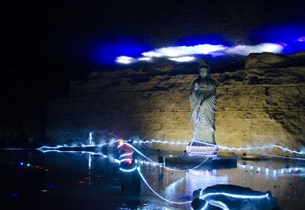 Des guirlandes accrochées partout donnent un air futuriste et peu authentique à la grotte bouddhiste. (MARTIN DELACOUX)