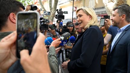 Marine Le Pen à Marseille le 24 mai 2022, au soutien de la campagne de&nbsp;Franck Allisio, candidat RN aus législatives dans les Bouches-du-Rhône.&nbsp; (NICOLAS TUCAT / AFP)