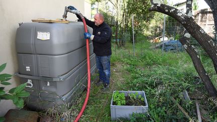 Le gérant d'une entreprise de gasoil et de mazout remplit le réservoir chez un particulier qui se chauffe au fioul, le 30 septembre 2022 à Montpellier (Hérault). (SYLVAIN THOMAS / AFP)