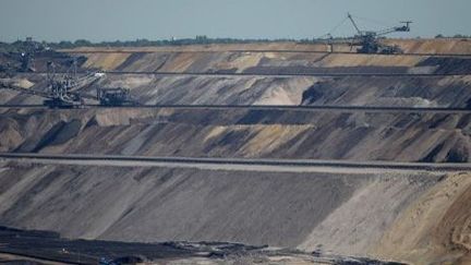 Production de lignite dans la mine à ciel ouvert de Garzweiler, à l'ouest de Cologne, en Allemagne. (PATRIK STOLLARZ / AFP)