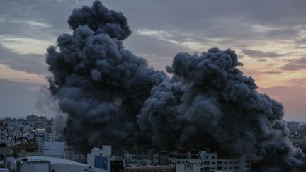 La ville de Gaza bombardée par l'armée israélienne, le 7 octobre 2023. (SAHER ALGHORRA / MIDDLE EAST IMAGES / AFP)