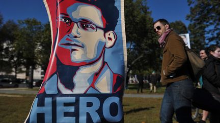 Un portrait d'Edward Snowden en "h&eacute;ros" lors d'une manifestation pour protester contre la surveillance pratiqu&eacute;e par la NSA &agrave; Washington (Etats-Unis), le 26 octobre 2013. (MANDEL NGAN / AFP)