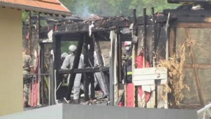 Un incendie dans un gîte à Wintzenheim (Haut-Rhin) a fait 10 morts et un disparu, mercredi 9 août. En direct du village, jeudi, le journaliste Alexandre Hébert explique que les habitants sont sous le choc, et que certains ont aussi fait part de leurs interrogations sur les circonstances de ce drame. (France 2)