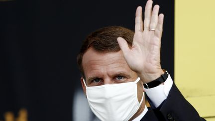 Le président de la République Emmanuel Macron lors d'une visite sur le Tour de France, le 16 spetembre 2020 lors de la 17e étape de la course au Col de la Loze (Savoie). (BENOIT TESSIER / AFP)