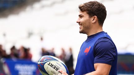 L'ouvreur et capitaine Antoine Dupont lors d'un entraînement du XV de France, le 20 septembre 2023 à Marseille (ANNE-CHRISTINE POUJOULAT / AFP)