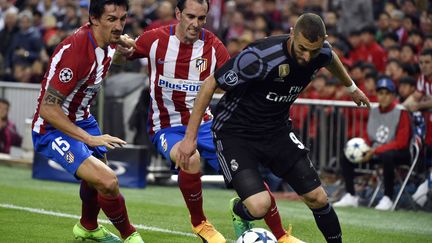 Karim Benzema dribble Godin et Savic lors de la demi-finale retour contre l'Atlético (GERARD JULIEN / AFP)