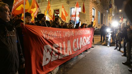 Des partisans du "non" au référendum sur la réforme constitutionnelle en Italie, se réunissent au Palais Chigi où Matteo Renzi annonce sa démission, le 4 décembre 2016.&nbsp; (FILIPPO MONTEFORTE / AFP)