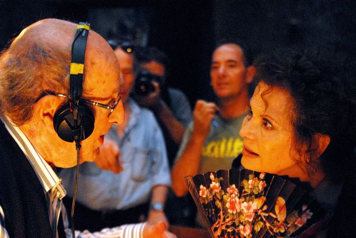 Manoel de Oliveira lors du tournage en 2012 de "O Gebo e a Sombra" ("Gebo et l'ombre") avec Claudia Cardinale.
 (O Som e a Furia / Archives du 7eme Art / Photo12)