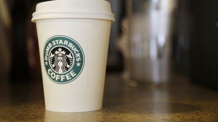 Une tasse de caf&eacute; Starbucks. (DAN R. KRAUSS / GETTY IMAGES NORTH AMERICA /¨AFP)