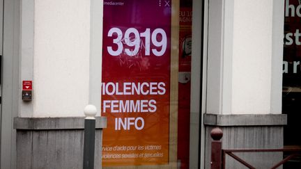 Un panneau à Lille indiquant le 3919, le numéro de la plateforme d'écoute des victimes de violences conjugales, sexistes et sexuelles, le 2 octobre 2021. (AURÉLIEN ACCART / FRANCE INFO)