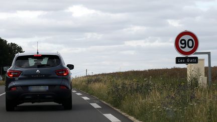 Une voiture roule sur une route limitée à 90km/h, à Amboise (Indre-et-Loire).&nbsp; (AUR?LIE AUDUREAU / MAXPPP)