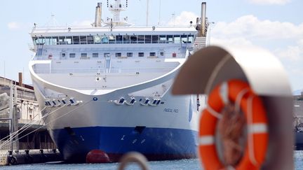 Un ferry de la SNCM &agrave; quai, &agrave; Marseille (Bouches-du-rh&ocirc;ne), en juillet 2014. (  MAXPPP)