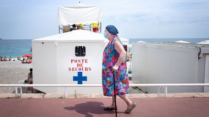 Une femme porte un masque à Nice (Alpes-Maritimes), le 14 juillet 2020. (ARIE BOTBOL / HANS LUCAS / AFP)