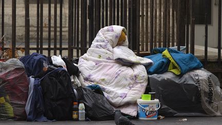 Une femme SDF enveloppée dans les rues de Paris, le 3 décembre 2014. (JOEL SAGET / AFP)